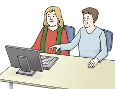 Zwei Frauen sitzen vor einem Computer. Eine Frau hilft der anderen Frau und erklärt ihr etwas.