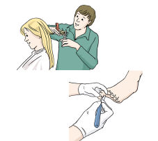 Ein Frisör schneidet einer Frau die Haare. Bei der Fußpflege.