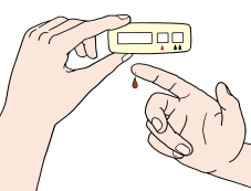 Jemand hält einen HIV-Test in der Hand. Aus der Fingerspitze tropft ein Tropfen Blut. Auf dem HIV-Test sind drei Felder: Ein leeres Feld für das Test-Ergebnis. Ein Feld mit einem roten Blutstropfen. Ein Feld mit zwei schwarzen Tropfen.